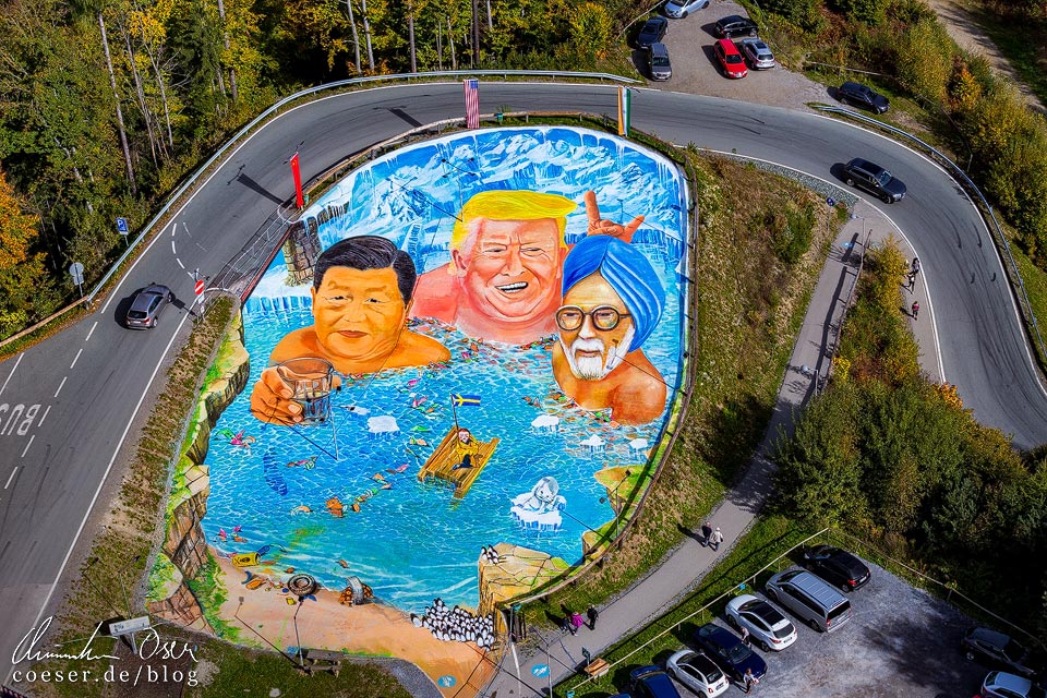 3D-Kunstwerk mit Trump, Xi, Modi und Thunberg vor dem Aussichtsturm Pyramidenkogel nahe Klagenfurt am Wörthersee