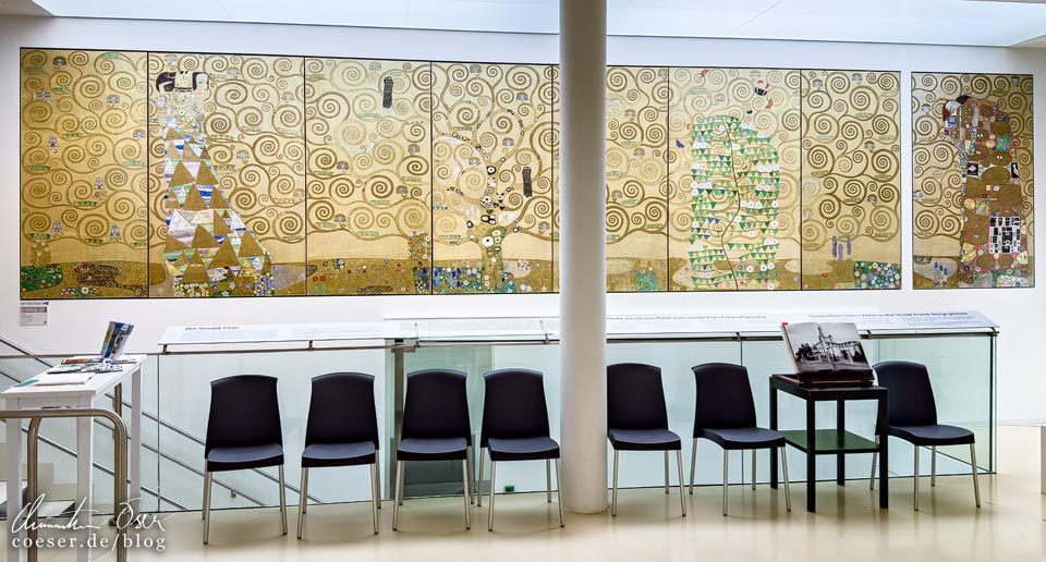Nachbildung des Stoclet-Fries von Gustav Klimt im Gustav Klimt-Zentrum in Schörfling am Attersee, Österreich