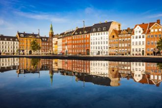 Spiegelung der bunten Häuserzeile Nybrogade in Kopenhagen