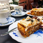 Karottenkuchen und Kaffee im Café Blomst