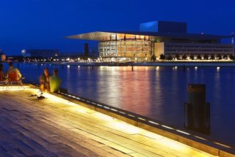 Menschen entspannend vor der beleuchteten Oper von Kopenhagen