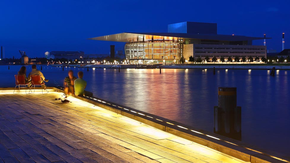 Menschen entspannend vor der beleuchteten Oper von Kopenhagen