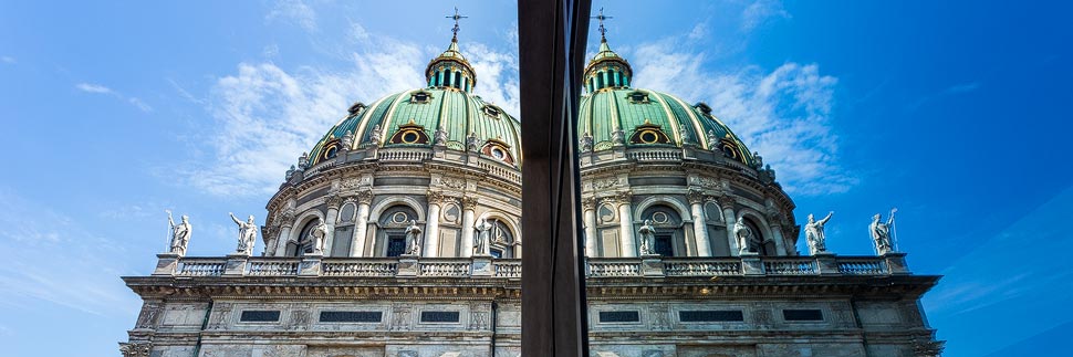 Spiegelung der Frederiks Kirke in Kopenhagen