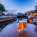 Bierpause im Christianshavn boat rental & Café in Kopenhagen