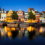 Beleuchtete bunte Häuserzeile Christianshavn in Kopenhagen