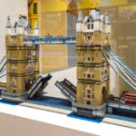 Modell der Londoner Tower Bridge im LEGO-Shop in Kopenhagen