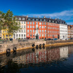 Bunte Häuserzeile an der Promenade Nybrogade in Kopenhagen