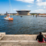 Entspannen am Amaliekaj in Kopenhagen mit Blick auf die Königliche Oper
