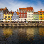 Spiegelung der bunten Häuserzeile am Nyhavn