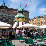 Der Kiosk Square Balls auf dem Platz Kongens Nytorv in Kopenhagen