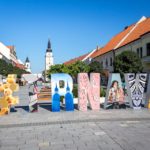 Große Buchstaben in der Fußgängerzone Hlavná in Trnava
