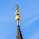 Die Statue der Jungfrau Maria mit zwei Gesichtern auf dem Stadtturm von Trnava