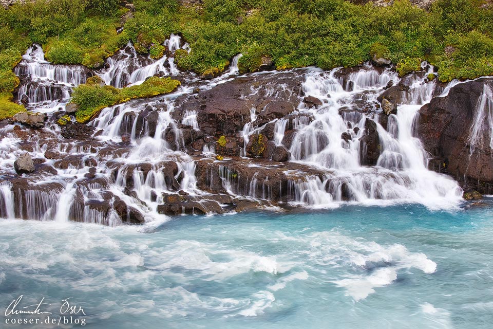 Der Wasserfall Hraunfossar in Island