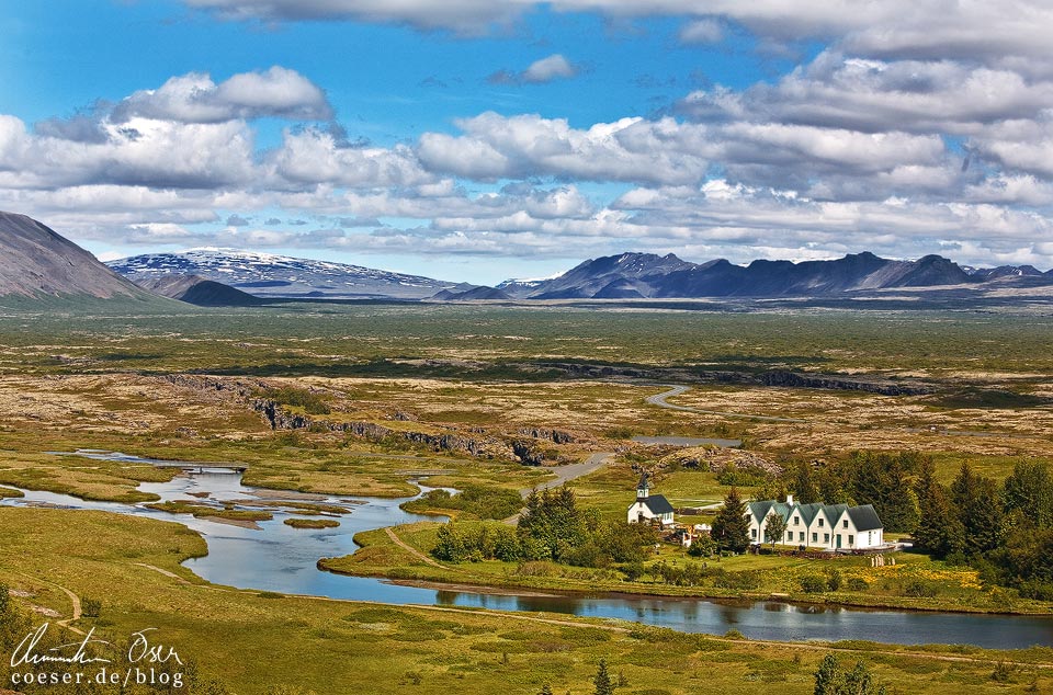 Blick vom Nationalpark Thingvellir (Þingvellir) auf die isländische Landschaft und die Kirche Þingvallakirkja
