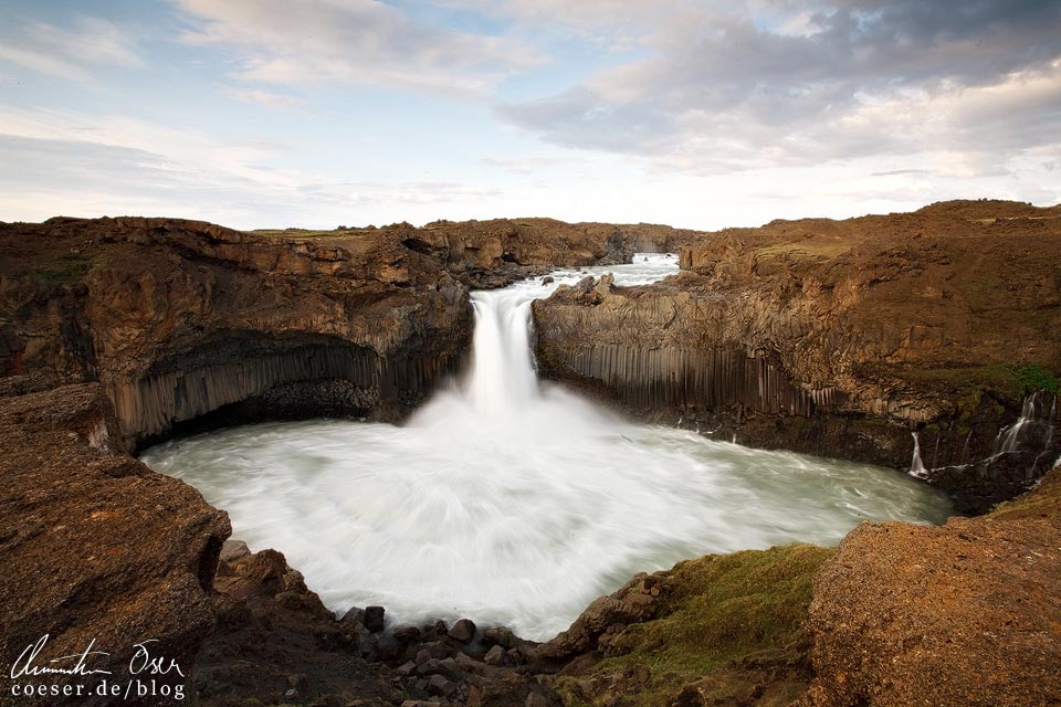 Der Wasserfall Aldeyjarfoss in Island