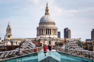 Millennium Bridge und St Paul's Cathedral in London