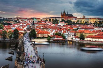 Sonnenuntergang über Prag vom Aussichtspunkt Altstädter Brückenturm aus gesehen