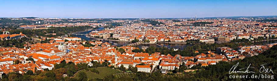 Blick auf Prag vom Aussichtsturm (Petřínská rozhledna) auf dem Petřín