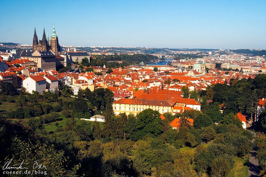 Blick auf Prag vom Aussichtsturm (Petřínská rozhledna) auf dem Petřín