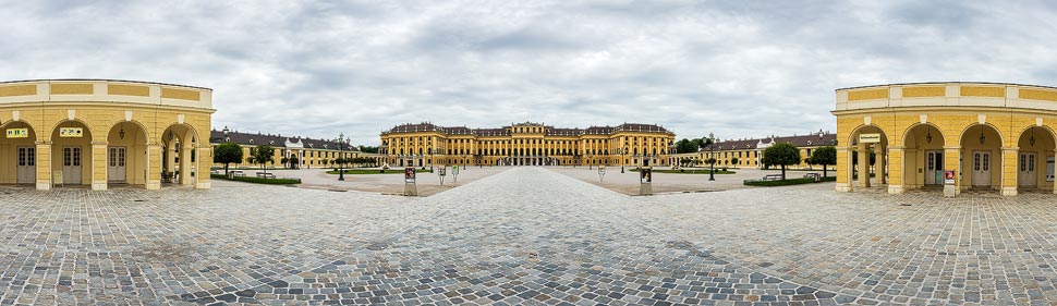 Leerer Platz vor dem Schloss Schönbrunn in Wien während der Coronaviruskrise