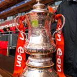 FA-Cup-Pokal im Wembley Stadium in London