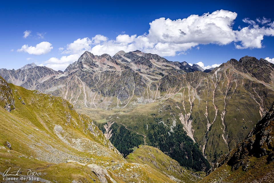 Wanderweg zu den Neualplseen mit Bergpanorama