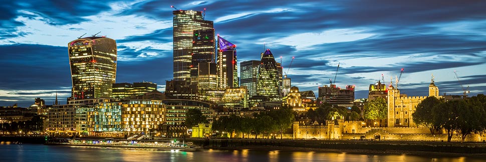 Beleuchtete Skyline von London nach Sonnenuntergang