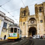Straßenbahnlinie 12E vor der Kathedrale von Lissabon