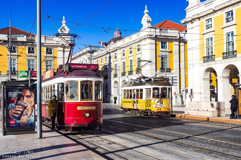 Rote und gelbe Straßenbahn (Tramway) in Lissabon