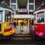 Die roten und gelben Straßenbahnwagen in Lissabon sind tolle Fotomotive