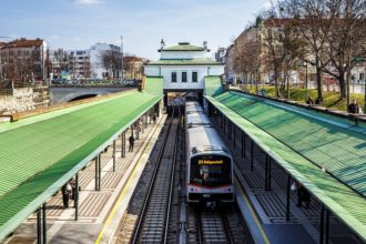 Linie U4 in der Otto-Wagner-Station Schönbrunn in Wien