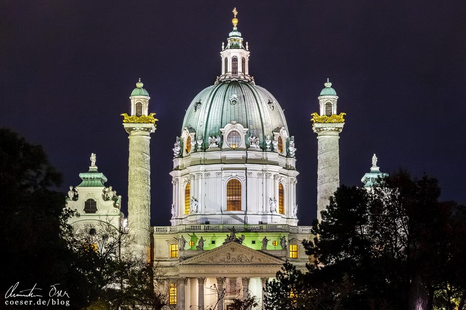 Fotospots Wien: Nahaufnahme der beleuchteten Karlskirche