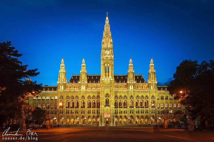 Fotospots Wien: Das beleuchtete Rathaus zur blauen Stunde