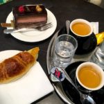 Espresso, Croissant und Torte bei Martel Cornavin in Genf