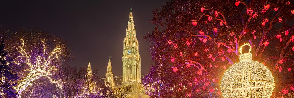 Weihnachtsbeleuchtung am Chriskindlmarkt am Rathausplatz in Wien