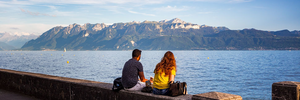 Ein Paar sitzt am Genfer See in Lausanne