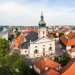 Blick vom Aussichtsturm Püspökvár auf die Kathedrale von Györ