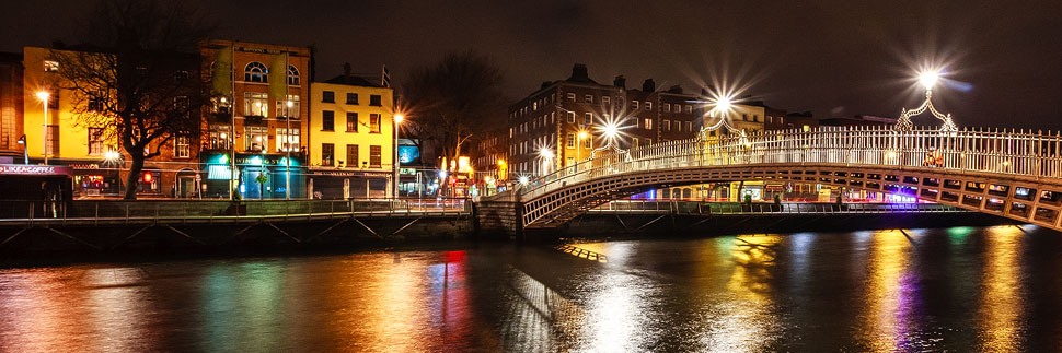 Beleuchtete Half Penny Bridge in Dublin