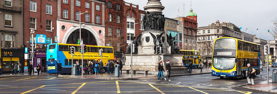 Gelbe Doppeldeckerbuss auf der O'Connell Street in Dublin