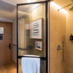 Dusche im Doppelzimmer im Hotel Wren Urban Nest in Dublin
