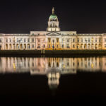 Das beleuchtete Custom House in Dublin