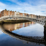 Die Half Penny Bridge in Dublin untertags