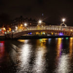 Die Half Penny Bridge in Dublin abends