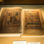 Faksimile des Book of Kells im Long Room der Bibliothek im Trinity College
