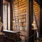Büsten berühmter Persönlichkeiten im Long Room in der Bibliothek im Trinity College