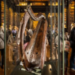 Die Harfe, das irische Nationalsymbol, im Long Room in der Bibliothek im Trinity College