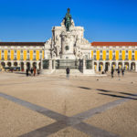 Der Praca do Comércio mit der Reiterstatue von König José I. in Lissabon