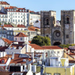 Blick auf die Kathedrale von der Aussichtsterrasse auf dem Triumphbogen Arco da Rua Augusta in Lissabon