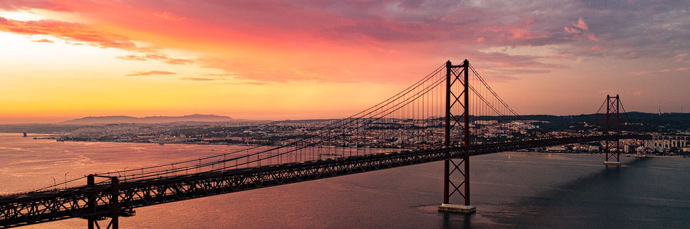 Sonnenuntergang hinter der Brücke des 25. April in Lissabon