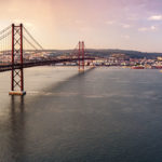 Blick auf die Brücke des 25. April von der Aussichtsplattform vor der Christusstatue Cristo Rei in Lissabon